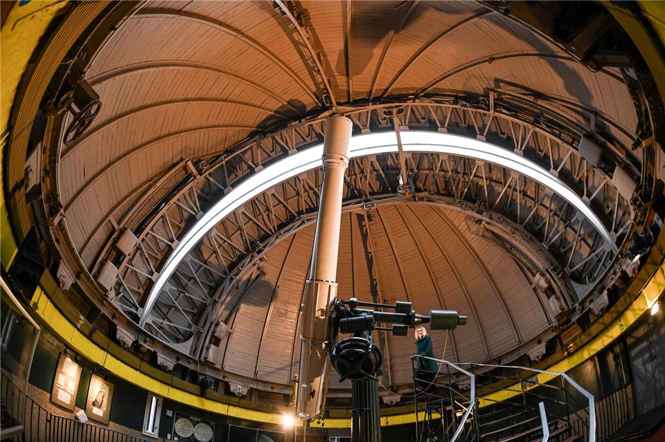 Unter anderem in der Wilhelm-Foerster-Sternwarte in Berlin gibt es angeleitete Live-Beobachtungen. (Archivbild)Jens Kalaene/dpa