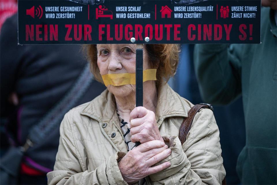 Unter anderem mit Demonstrationen wenden sich Anwohner und Anwohnerinnen gegen die neue Route. Boris Roessler/dpa