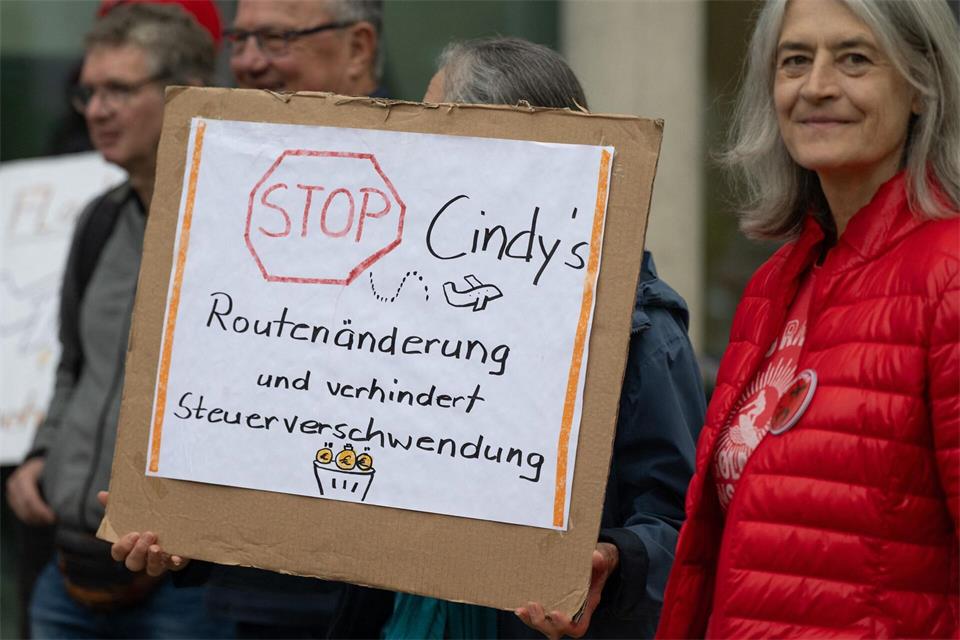 Unter anderem mit Demonstrationen wenden sich Anwohner und Anwohnerinnen gegen die neue Route. Boris Roessler/dpa