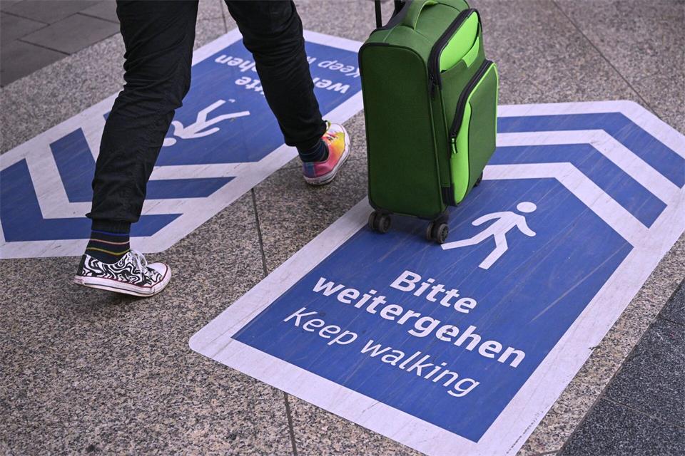 Unter anderem mit auf den Boden geklebten Hinweisen wollte die Bahn gefährliches Gedränge vermeiden. (Archivbild)Sven Hoppe/dpa