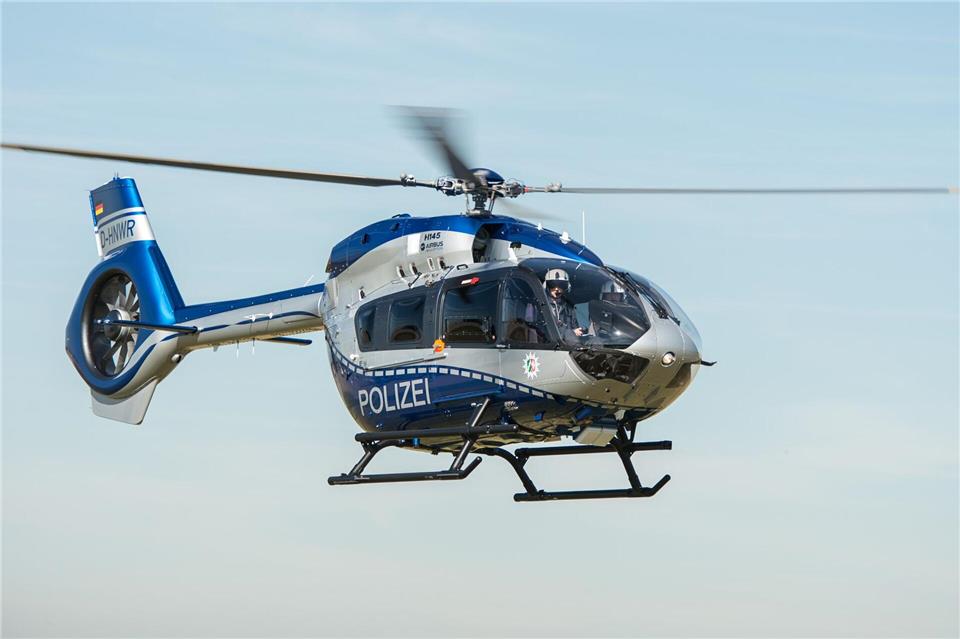 Unter anderem mit einem Polizeihubschrauber suchen Beamte das Waldstück ab. (Symbolbild)Wolfram Kastl/dpa