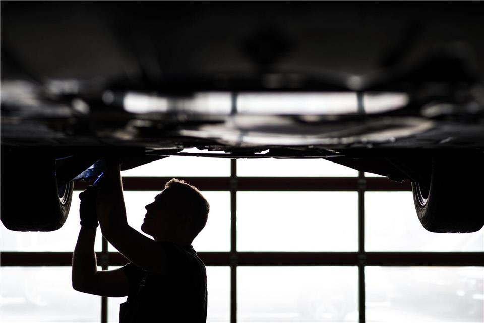 Unter anderem untersuchten die Fachleute Hebebühnen in den Kfz-Betrieben. (Symbolbild)David-Wolfgang Ebener/dpa