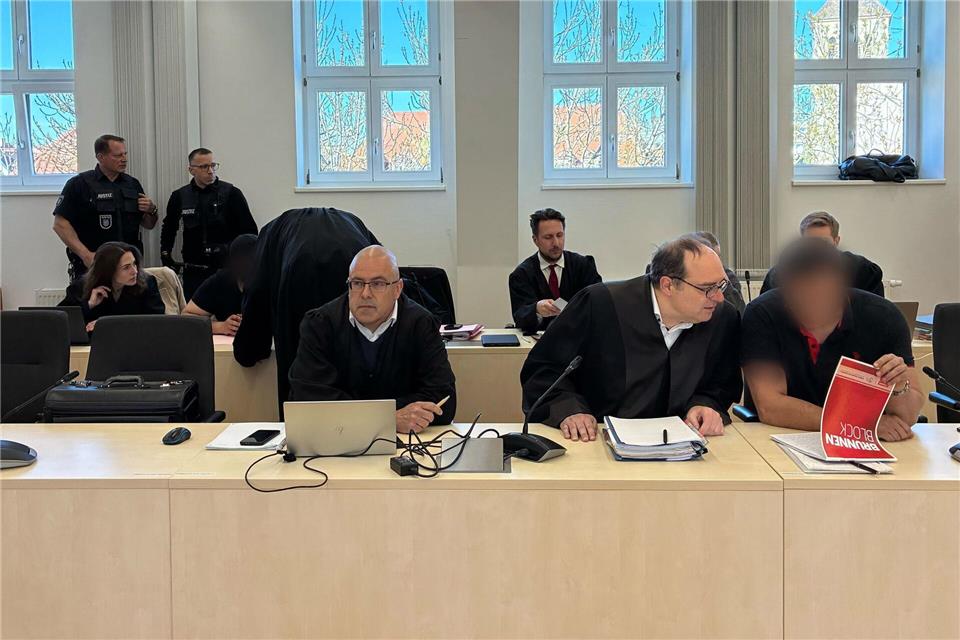 Unter anderem, weil sie eines der größten bis dahin in Deutschland bekannten illegalen Methamphetamin-Labore betrieben haben sollen, sind drei Männer am Landgericht Erfurt angeklagt. Marie Frech/dpa