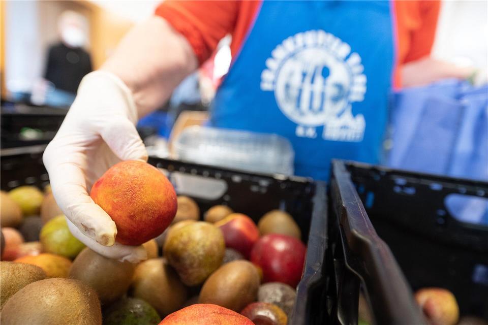 Unter anderem zum Sortieren von Lebensmitteln werden Ehrenamtliche gesucht (Archivbild).  Sebastian Gollnow/dpa