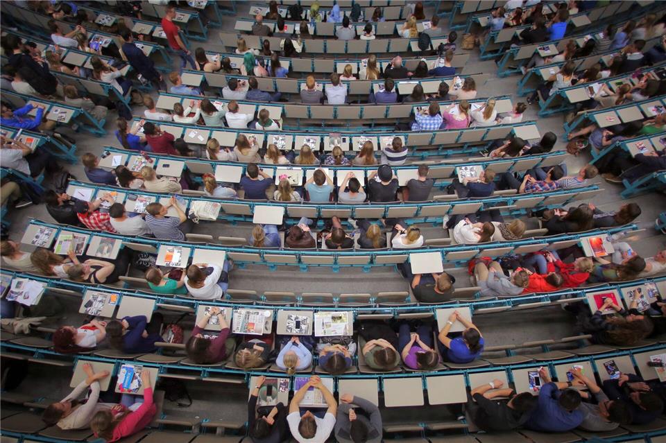 Studium mit Kind: Anspruch auf Unterhalt von Eltern möglich Unter besonderen Umständen können die Eltern eines Studierenden, der Kinder neben dem Studiums betreut, zu Unterhaltsleistungen herangezogen werden.Fredrik von Erichsen/dpa/dpa-tmn
