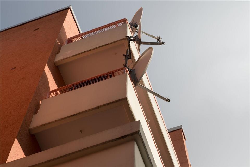 Gestaltungsfreiheit auf dem Balkon? Was Mieter alles dürfen Unter bestimmten Bedingungen müssen Vermieter ihren Mietern die Installation einer Satellitenschüssel ermöglichen.Alexander Heinl/dpa-tmn