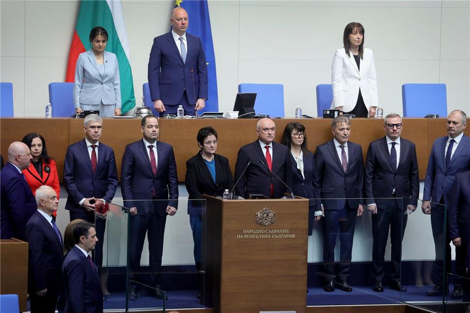 Unter dem Druck von Straßenprotesten ist die Regierung von Bulgariens Ministerpräsident Rossen Scheljaskow zurückgetreten.Valentina Petrova/AP/dpa