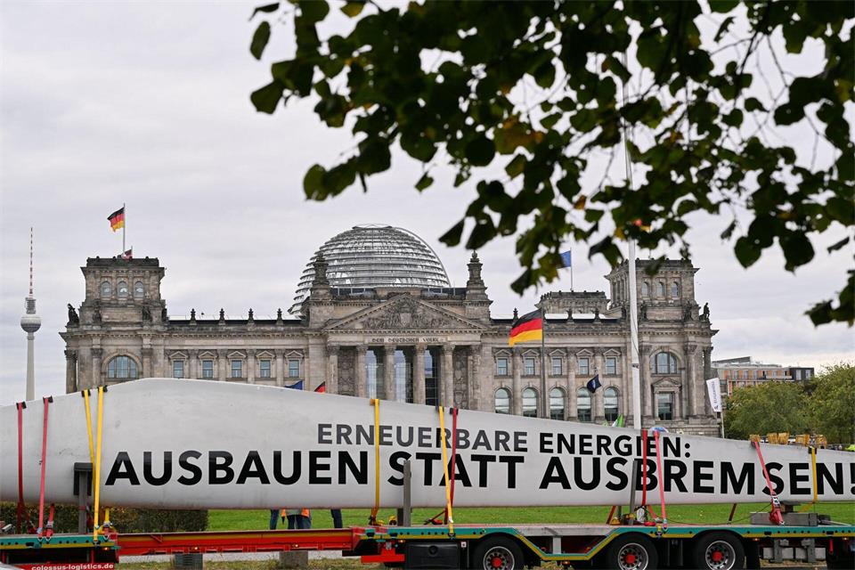 Unter dem Motto „Erneuerbare Energien: Ausbauen statt Ausbremsen“ haben Unternehmen und Verbände der Erneuerbaren-Branche im Berliner Regierungsviertel demonstriert. Soeren Stache/dpa