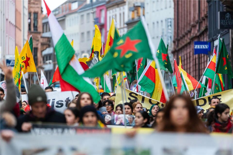Unter dem Motto „Satus für Rojava“ sind rund 500 Menschen in Saarbrücken bei einer pro-kurdischen Demonstration auf die Straße gegangen. Laszlo Pinter/dpa