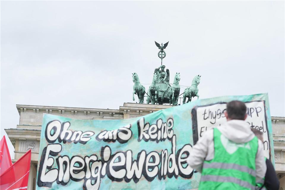 Unter dem Motto „Stahl hat Zukunft – bei uns!“ marschierten in Berlin Stahlarbeiter vom Brandenburger Tor zum Bundeswirtschaftsministerium.Sven Kaeuler/dpa