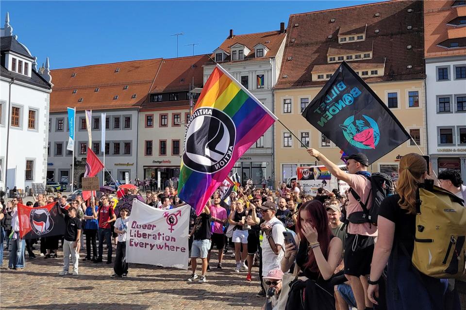 Unter dem Motto „Vielfalt verteidigen! Glitzer gegen Hass!“ haben rund 500 Menschen in Freiberg den zweiten Christopher Street Day der Stadt gefeiert.Frank Hoffmann/SPM Gruppe/dpa