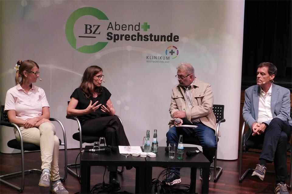 Unter dem Titel „Wenn jede Minute zählt – Notfälle erkennen, richtig handeln und vorbeugen“ informierten Dr. Johannes Günther, Dr. Mareike Bathe und Dr. Madeleine Hösel (von rechts) über die Notfallversorgung und standen für die Fragen des Publikums zur Verfügung, moderiert von Edgar Rabe (2. von rechts).