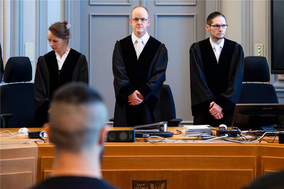 Unter dem Vorsitz von Richter Markus Richter (Mitte) verhandelt das Landgericht Kiel über eine mögliche Hinterziehung von Umsatzsteuern beim Weiterverkauf von Gebrauchtwagen aus Dänemark.Frank Molter/dpa