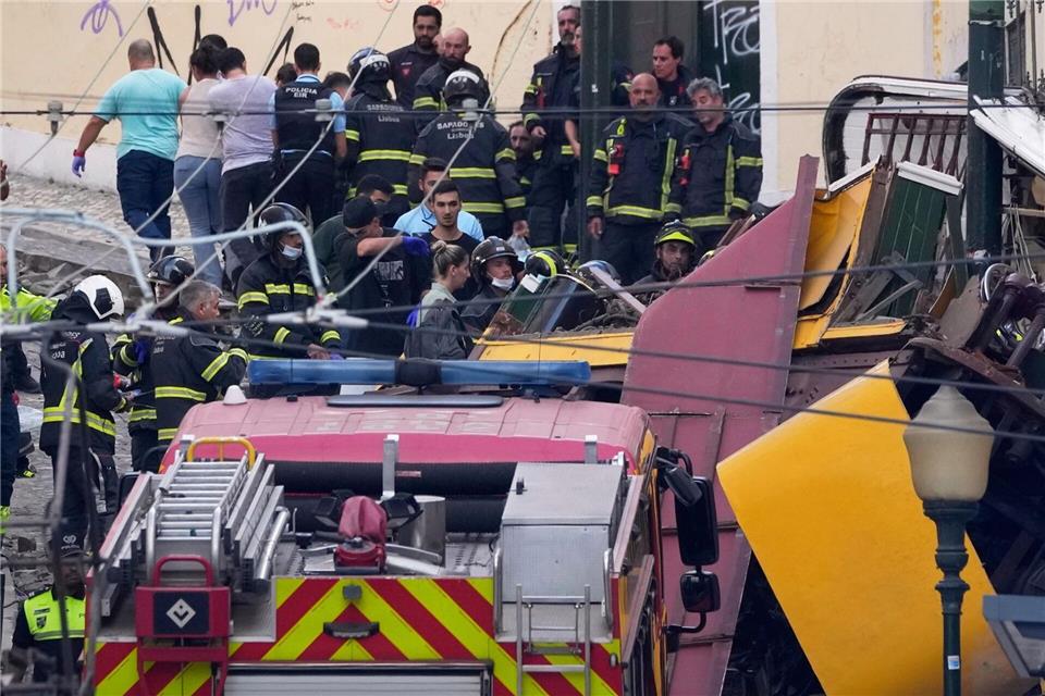 Unter den 16 Toten des Seilbahnunglücks in Lissabon ist nach derzeitigen Angaben des Auswärtigen Amtes kein Deutscher.Armando Franca/AP/dpa