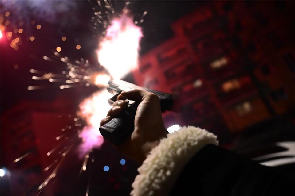 Unter den 725 Verdächtigen der Silvesternacht waren auch zahlreiche Jugendliche. (Archivbild)Sebastian Christoph Gollnow/dpa