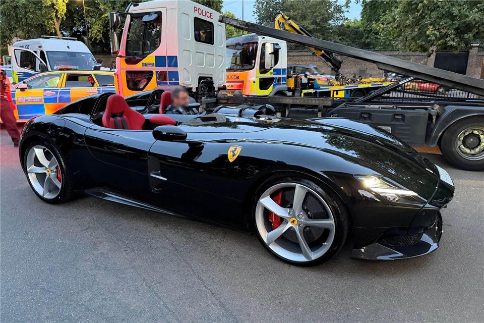 Unter den Fahrzeugen war auch ein seltenes Ferrari-Modell. -/Metropolitan Police/PA Wire/dpa