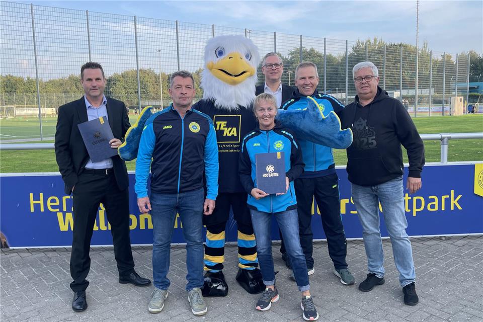 Ein Jubilar ohne Verschleißerscheinungen Unter den Flügeln von Maskottchen „Rudi“ herrscht gute Laune beim Vorstand des SV Adler Weseke: (von links) André Becker, Klaus Olthoff, Maskottchen „Rudi“, Sabine Lütjann, Dirk Langela, Manfred Lütjann und Michael Hölzel sind zu Recht stolz auf ihren Verein.