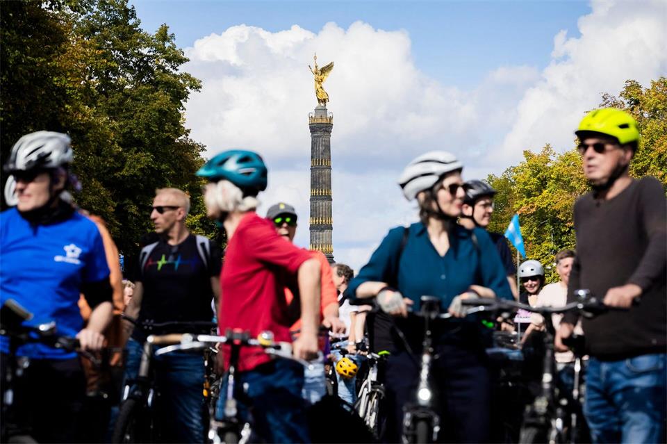 Unter den Organisationen sind die Klimaschutzbewegung Fridays for Future, „Omas gegen Rechts“, die Gewerkschaft Verdi und der ADFC Berlin.Christoph Soeder/dpa