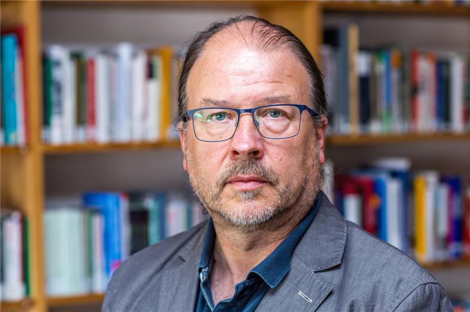 Unter den Repressionen der DDR-Führung hatten auch Menschen zu leiden, die zwangsumgesiedelt wurden, erläutert der Landesbeauftragte für die Aufarbeitung der SED-Diktatur in Mecklenburg-Vorpommern, Burkhard Bley. (Archivbild) Jens Büttner/dpa