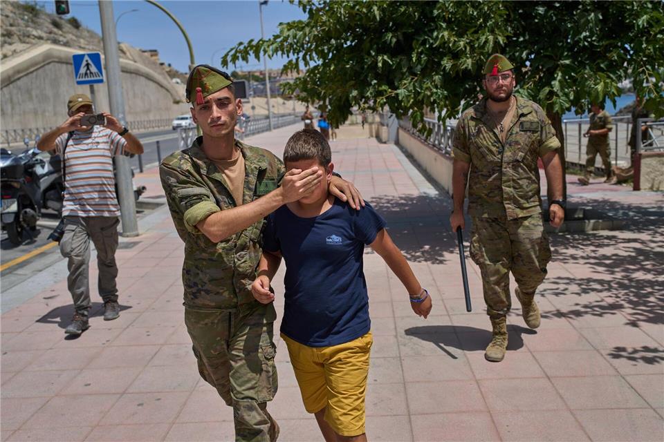 Unter den Zehntausenden Ankömmlingen waren auch sehr junge Migranten.Bernat Armangue/AP/dpa