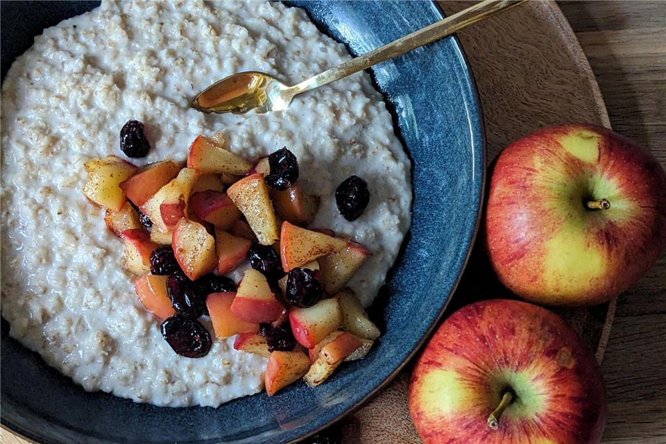 Unter den konventionellen Produkten konnte kein Porridge die Experten der Zeitschrift „Öko-Test“ überzeugen. Statt Trockenfrüchte in der Instant-Mischung empfehlen sie selbstgemachten Haferbrei mit frischem Obst. picture alliance/dpa/haupstadtkueche.blogspot.de