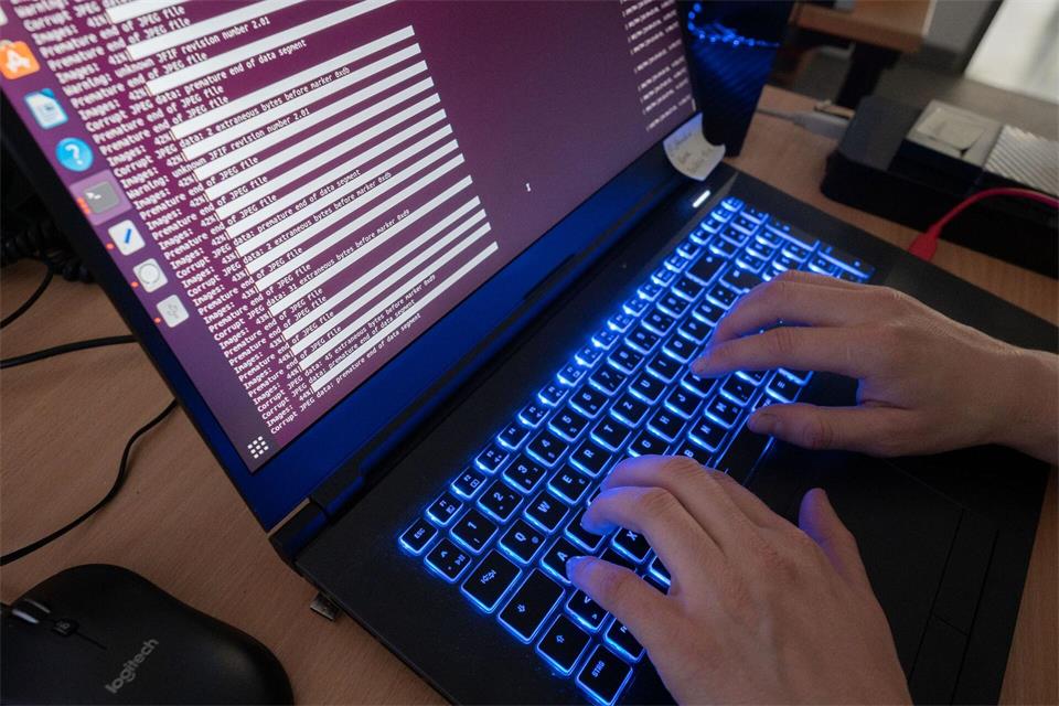 Unter der Leitung der Polizei Hamburg ist ein internationaler Schlag gegen die  Ransomware-Gruppe „KillSec“ gelungen. (Symbolbild)Julian Stratenschulte/dpa