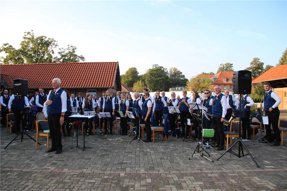 Unter der Leitung von Bert Roerdinkholder spielte die Musikkapelle unter freiem Himmel am Heimathaus Märsche, Filmmusik sowie ein paar niederländische Melodien.