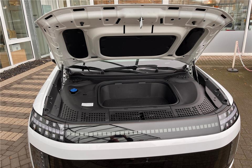 Unter der Motorhaube ist Platz für Ladekabel und mehr.