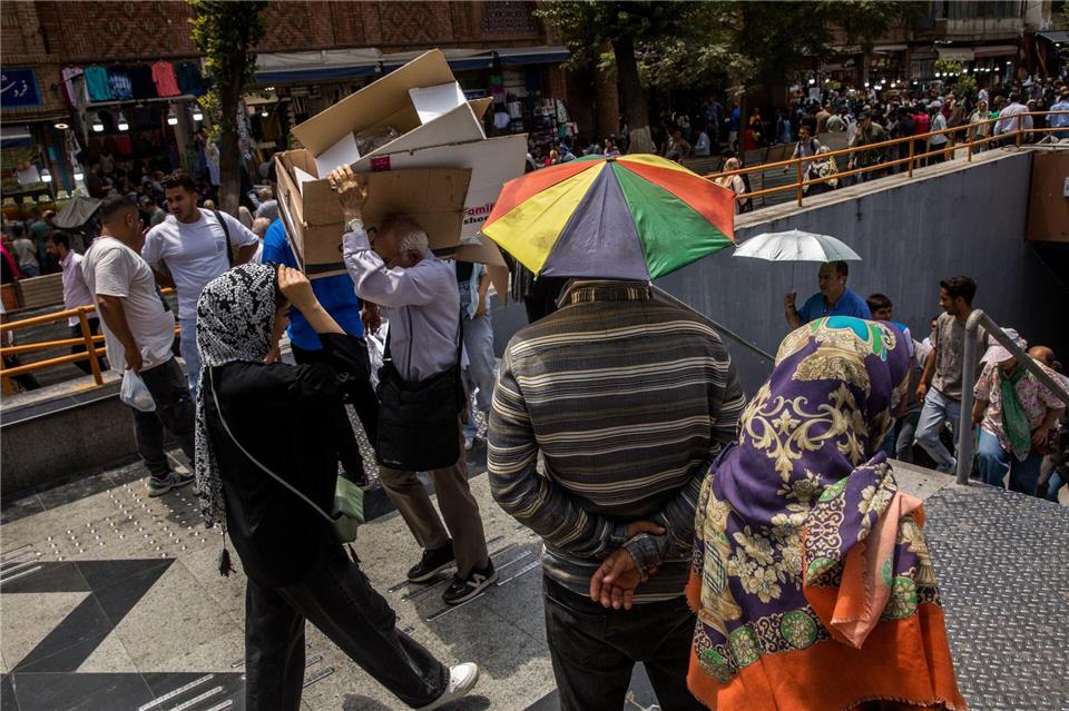 Unter der Sommerhitze suchen Menschen in der iranischen Hauptstadt nach Schatten. (Archivbild)Alireza Masoumi/ISNA/dpa