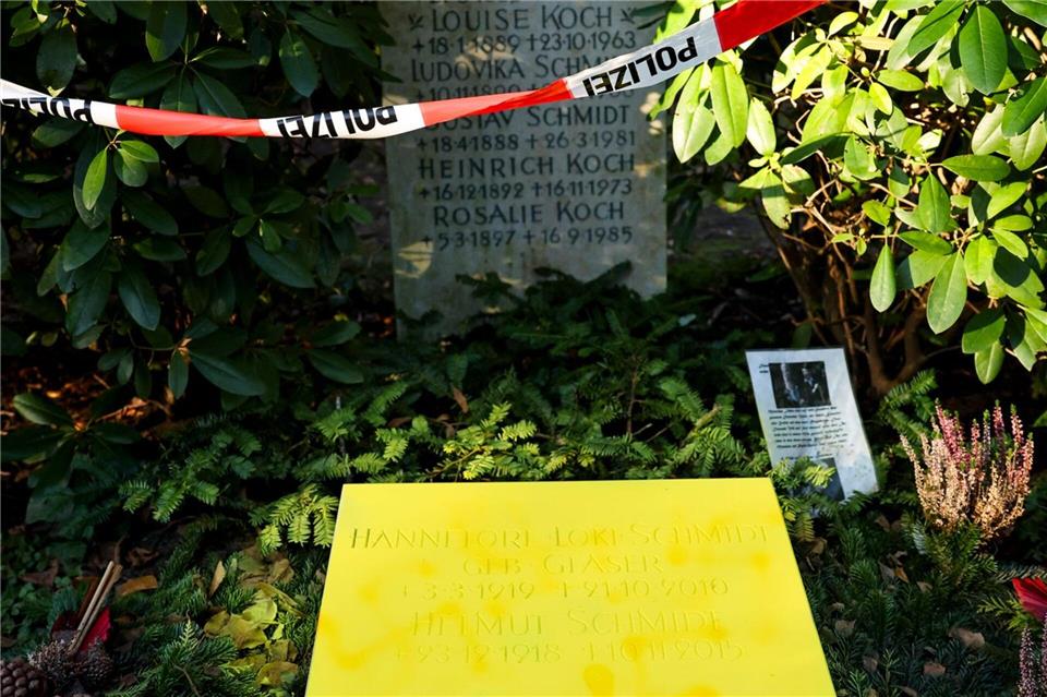 Unter der gelben Farbe ist das Hakenkreuz zu erkennen. Christian Charisius/dpa