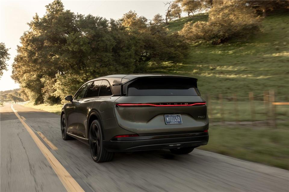 Unter dieser Haube ist reichlich Platz: Mehr als 3.000 Liter fasst der Kofferraum bestenfalls.Lucid/dpa-tmn