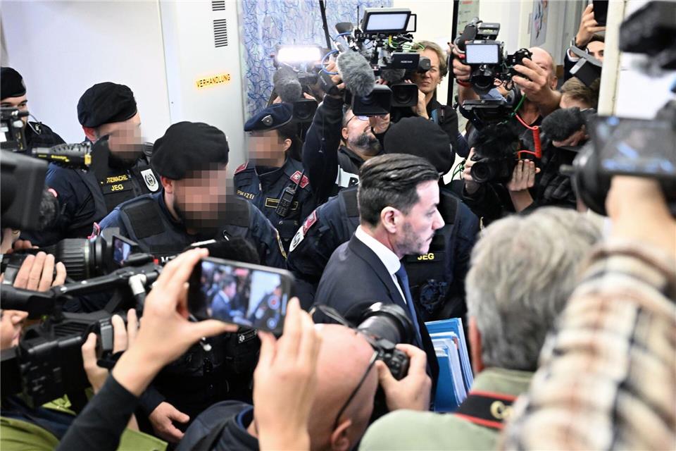 „Benko ist ein Kämpfer“ - Zwei Jahre Haft für Ex-Milliardär Unter großem Medienandrang fiel das Urteil gegen René BenkoBarbara Gindl/APA/dpa
