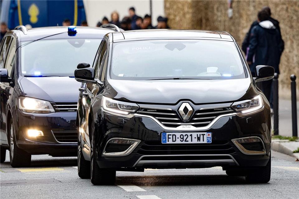Unter großem Medienrummel und Polizeischutz verließ Sarkozy das Gefängnis La Santé in ParisIan Langsdon/AFP/dpa