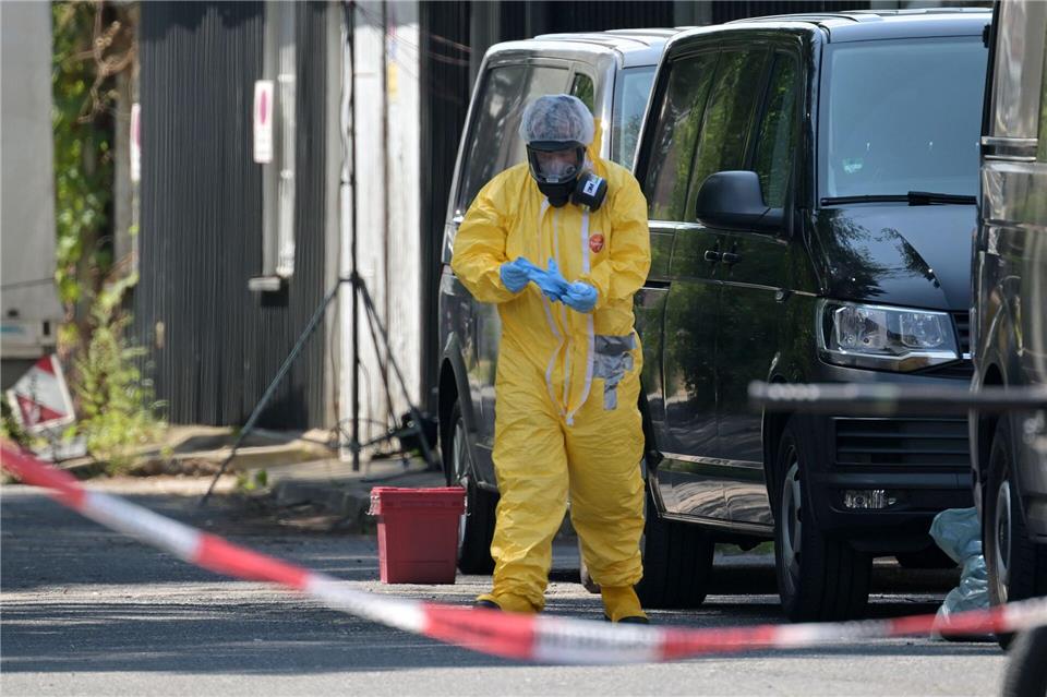 Unter hohen Schutzvorkehrungen untersuchen Spezialisten ein illegales Drogenlabor in Ludwigsfelde. (Archivbild)Michael Bahlo/dpa