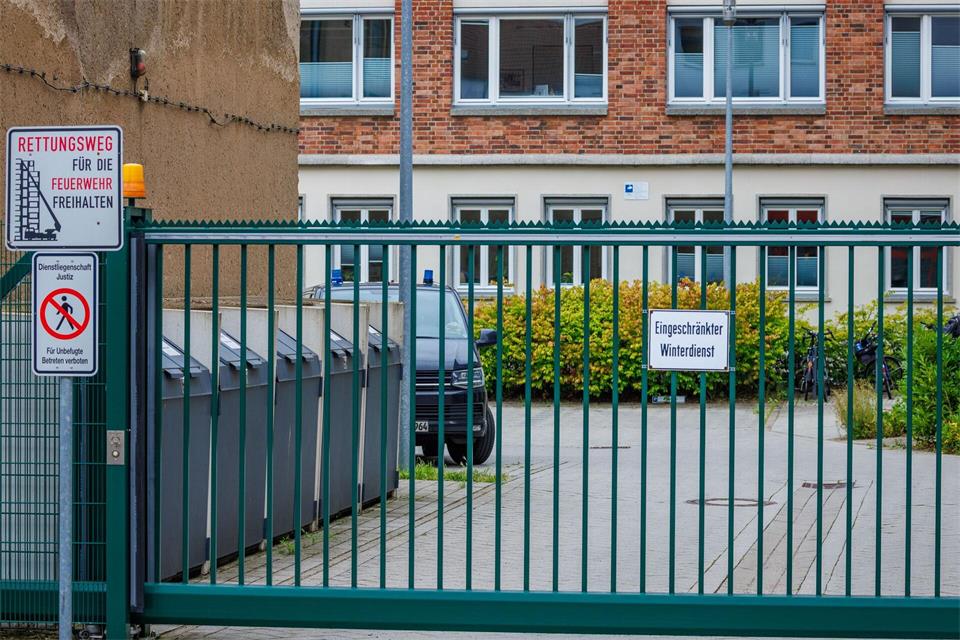 Unter hohen Sicherheitsvorkehrungen läuft am Landgericht Rostock ein Prozess gegen ein mutmaßliches Drogendealer-Pärchen. Jens Büttner/dpa