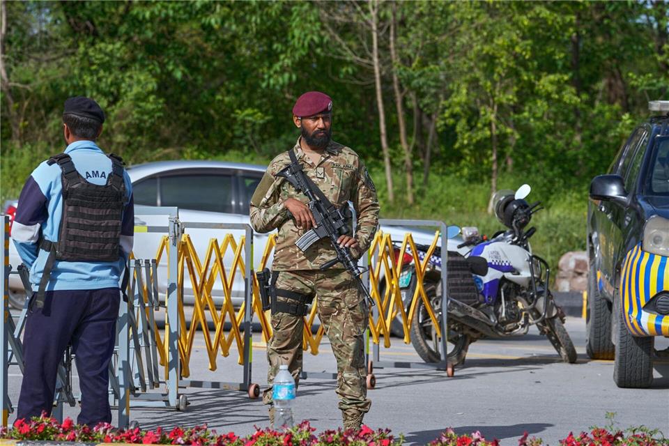 Unter hohen Sicherheitsvorkehrungen sollen Gespräche zwischen Vertretern der USA und des Irans in der pakistanischen Hauptstadt Islamabad beginnen. Anjum Naveed/AP/dpa