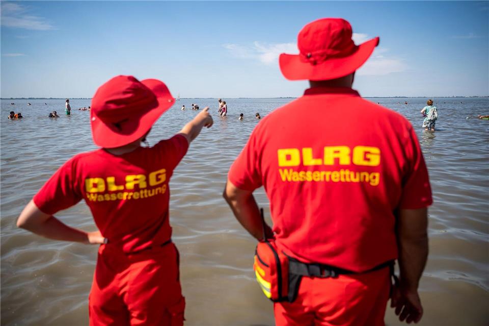 Unter jungen Menschen zwischen 11 und 30 allerdings stieg die Zahl der tödlichen Badeunfälle spürbar. (Symbolbild)Sina Schuldt/dpa