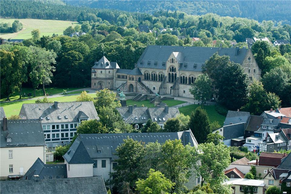 Unterhalb der Kaiserpfalz hätten ein Hotel und eine Stadthalle entstehen sollen. (Archivbild)Swen Pf�rtner/dpa