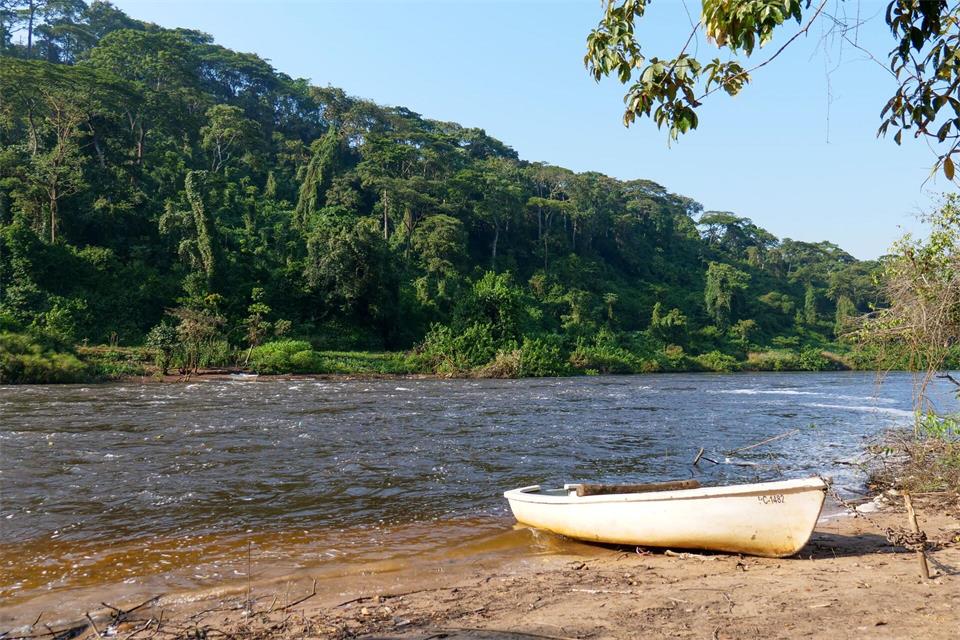Unterhalb der Wasserfälle fließt der Rio Lucala weiter, bis er in den Kwanza mündet, der wiederum in den Atlantik fließt.Julian Hilgers/dpa-tmn