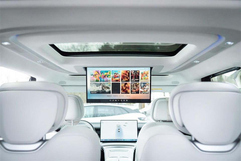 Unterhaltung für die zweite Reihe: Bei Bedarf klappt ein Vollformat-Bildschirm aus dem Autodach.XPeng Motors/dpa-tmn