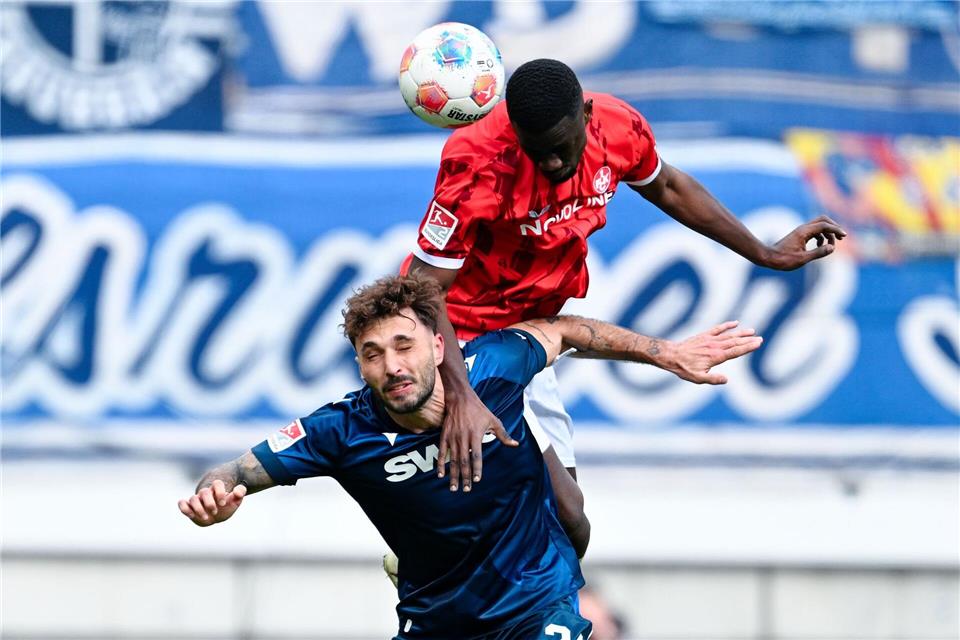 Unterlegen: Fabian Schleusener und der KSC verlieren gegen Kaiserslautern und Maxwell GyamfiUwe Anspach/dpa