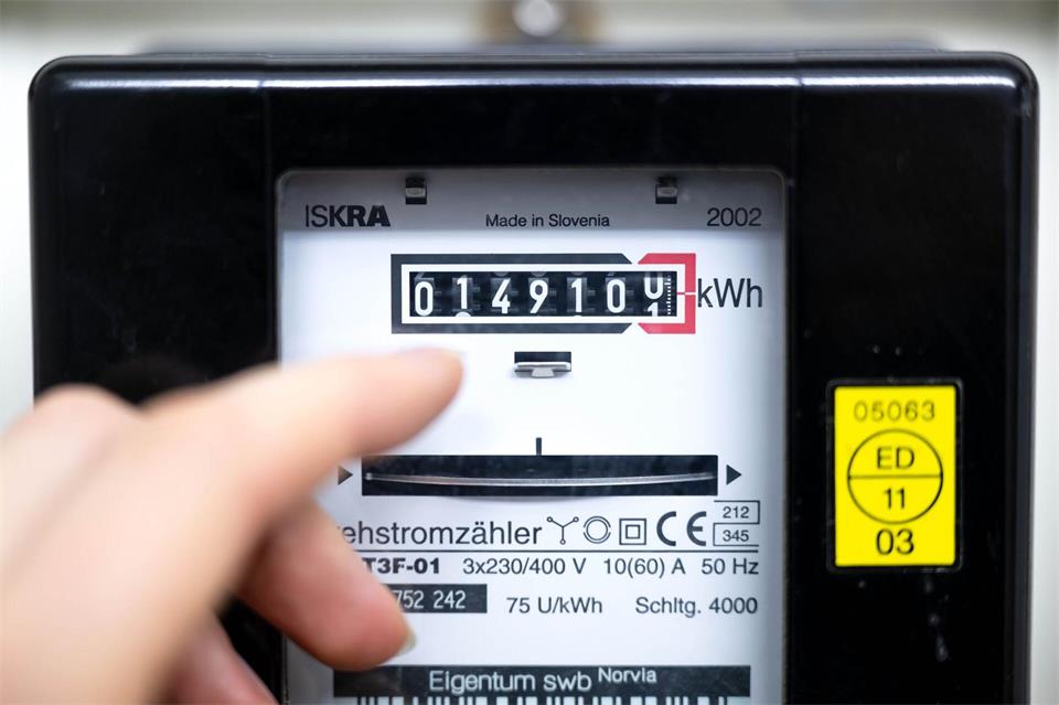 Unternehmen und Behörden zahlen für Strom und Gas im Schnitt niedrigere Preise als Privathaushalte. (Symbolbild)Sina Schuldt/dpa