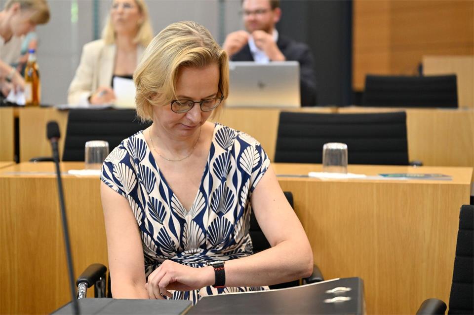 Unternehmensgründer in Thüringen sollen laut Finanzministerin Wolf innerhalb von 15 Arbeitstagen eine Steuernummer erhalten - wenn alle Voraussetzungen dafür erfüllt sind. (Archivbild)Martin Schutt/dpa