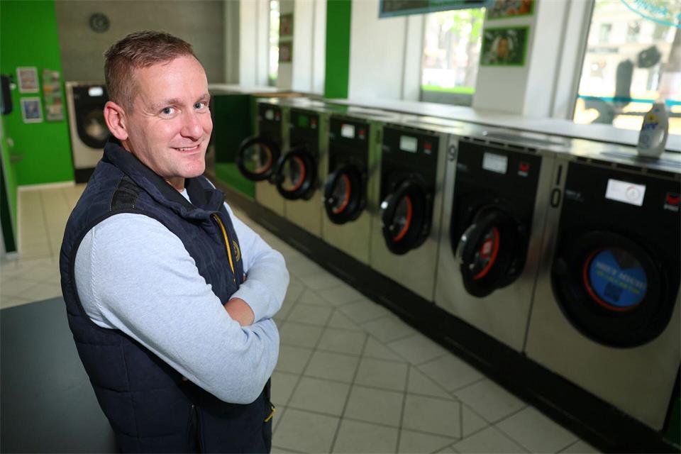 Unternehmer Marcus Kober ärgert, dass Waschsalons in Sachsen sonntags nicht öffnen dürfen.Jan Woitas/dpa