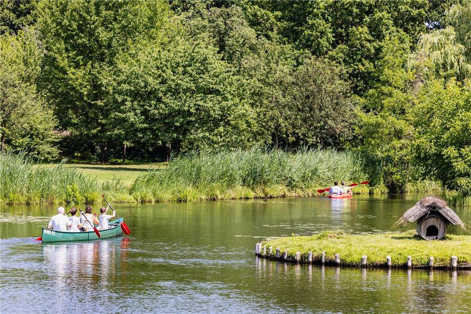 Unternehmer der Tourismusbranche und Paddelboot-Verleiher in der beliebten Urlaubsregion des Spreewaldes befürchten Einbußen durch die Sperrung einzelner Wasserwege. Paddeltouren und Kahnfahrten sind dennoch auf anderen Routen weiter möglich.Frank Hammerschmidt/dpa