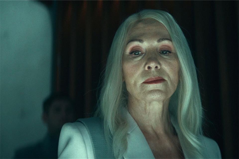 Unternehmerin Sophie Theissen (Iris Berben) hat mit ihrer Firma Aeon ein Verfahren für Lebenszeitspenden entwickelt.