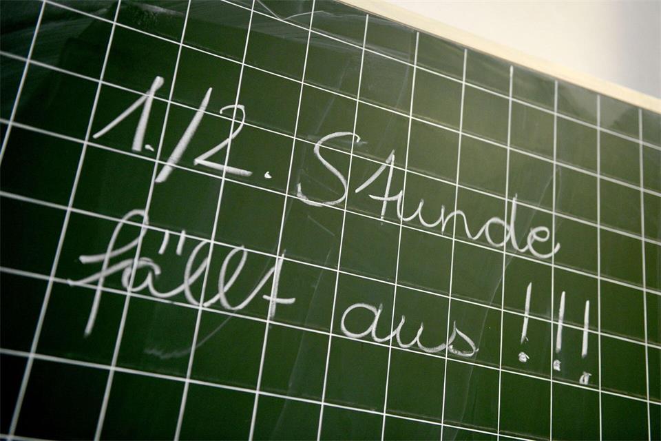 Unterrichtsausfall ist an vielen Schulen ein großes Thema. (Symbolbild)Caroline Seidel/dpa