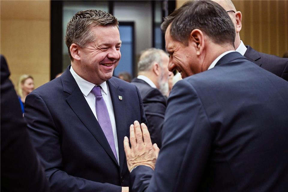 Unterschiedliche Parteien, aber die Stimmung passte im Januar im Bundesrat: Sachsen-Anhalts Ministerpräsident Sven Schulze (CDU) und sein niedersächsischer Amtskollege Olaf Lies (SPD). (Archivbild)Britta Pedersen/dpa
