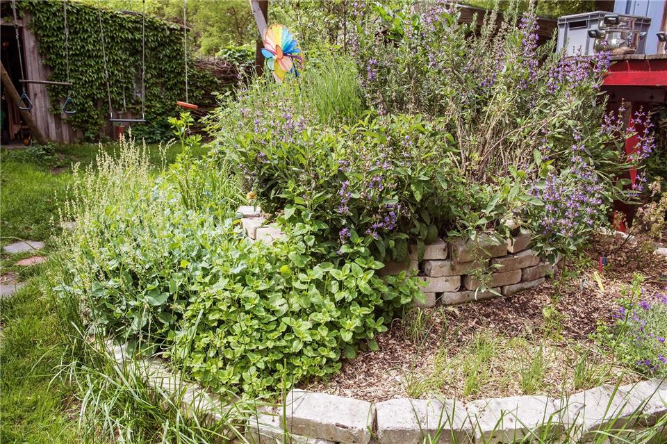 Unterschiedliche Pflanzen, unterschiedliche Bedürfnisse: Eine Kräuterspirale arbeitet mit verschiedenen Böden. Robert Günther/dpa-tmn