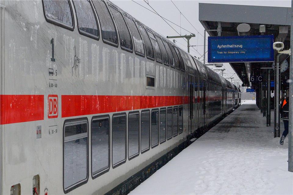 Unterschlupf für gestrandete Reisende: In einigen Bahnhöfen hat die Bahn Züge als Aufenthaltsmöglichkeit zur Verfügung gestellt. Klaus-Dietmar Gabbert/dpa